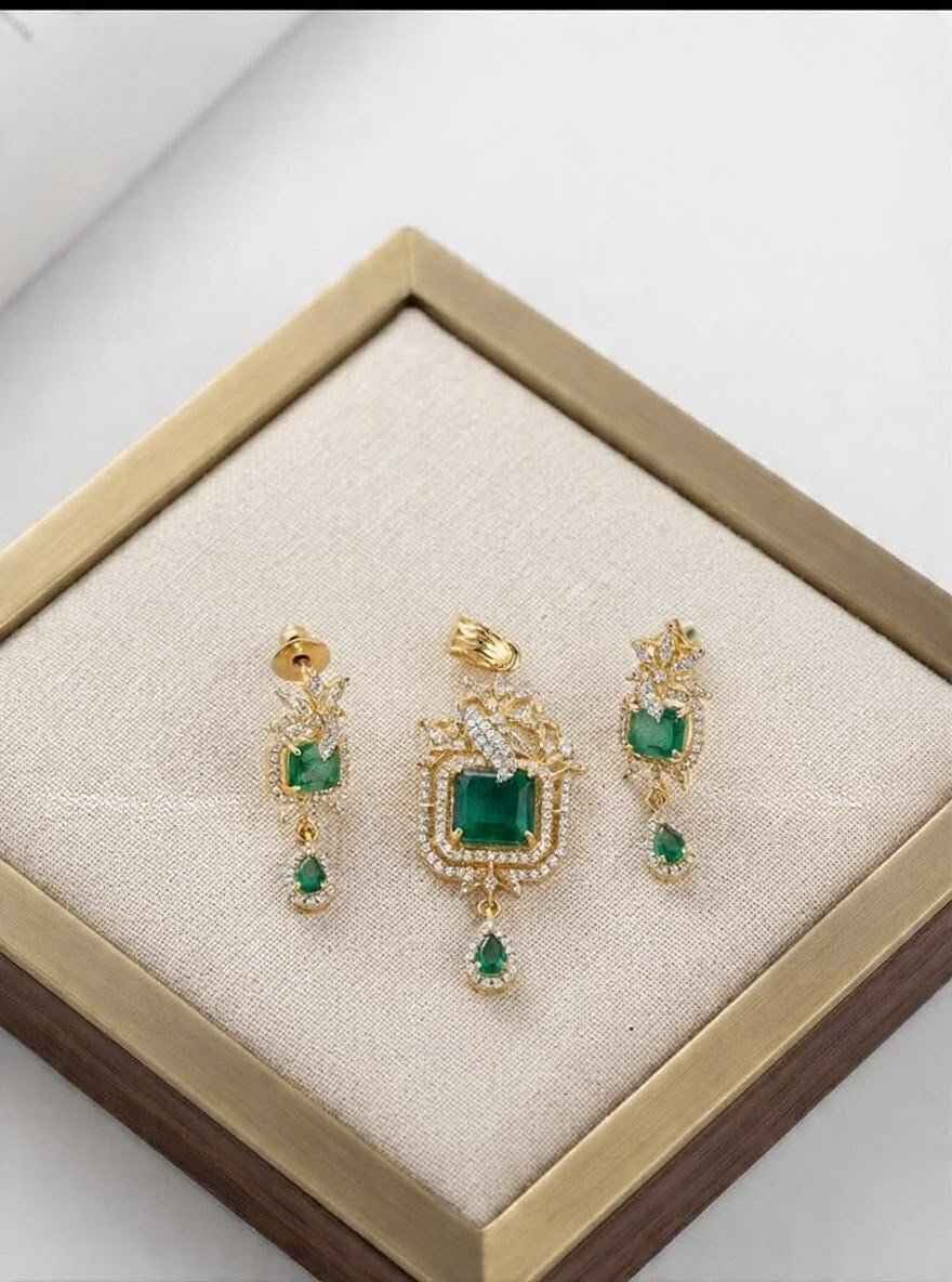 Classic Emerald Frame Pendant  (ONE-CARAT)